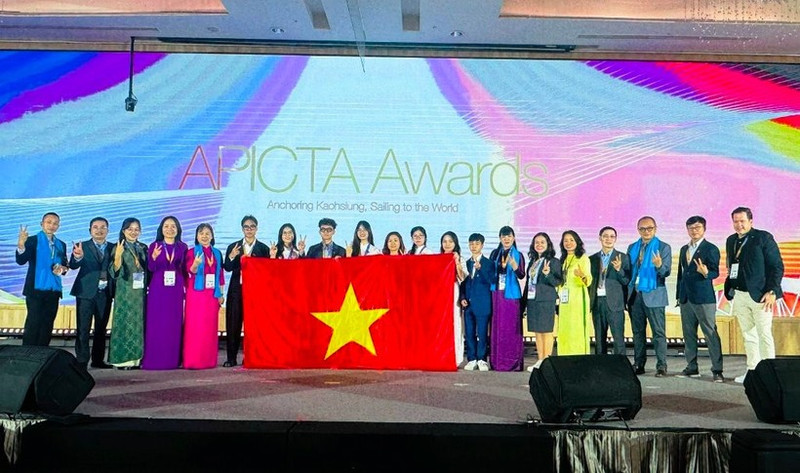 La delegación vietnamita a los Premios de la Alianza de Tecnologías de Información y Comunicación de Asia y el Pacífico 2025.