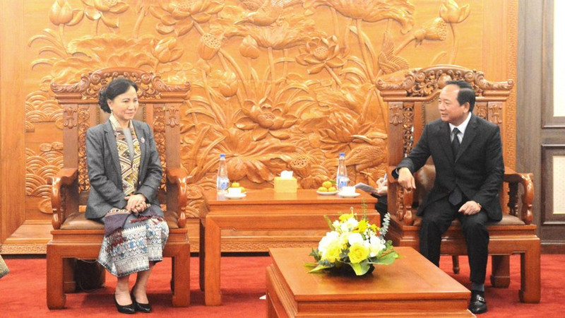 Trinh Van Quyet, secretario del Comité Central del PCV y jefe de su Comisión de Propaganda, Educación y Movilización de Masas, se reúne con Inlavan Keobounphanh, integrante del Comité Central del PPRL y vicepresidenta permanente del FLCN. (Foto: Nhan Dan)