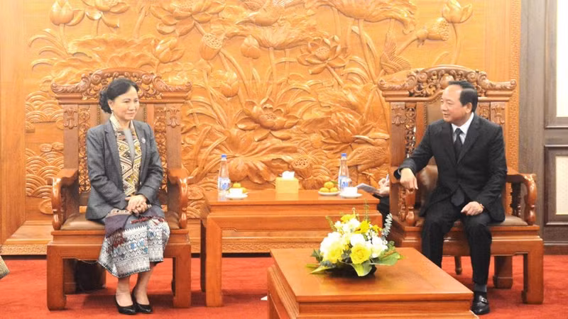 Trinh Van Quyet, secretario del Comité Central del PCV y jefe de su Comisión de Propaganda, Educación y Movilización de Masas, se reúne con Inlavan Keobounphanh, integrante del Comité Central del PPRL y vicepresidenta permanente del FLCN. (Foto: Nhan Dan)