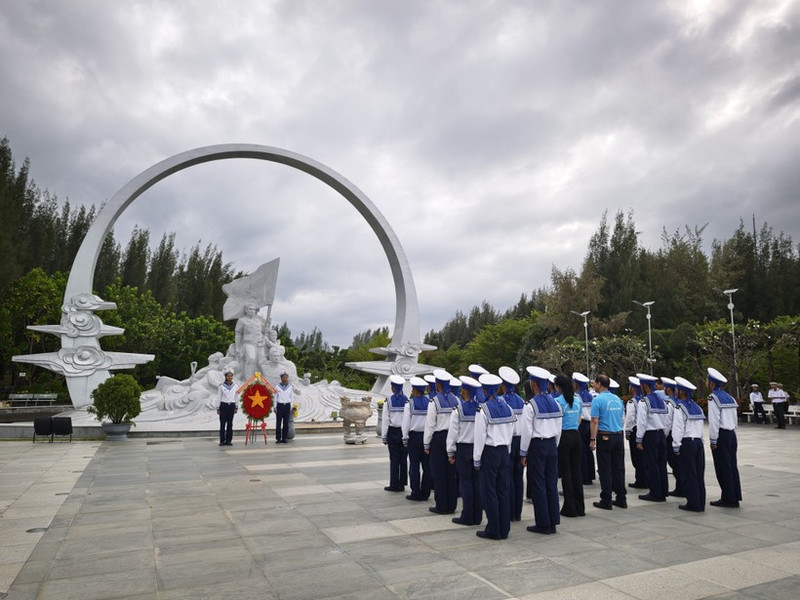 La delegación de trabajo del Comité Estatal sobre Vietnamitas en el Extranjero, el Ministerio de Asuntos Exteriores y el Club Hoang Sa - Truong Sa de Polonia ofreció incienso en el monumento conmemorativo de Gac Ma. (Foto: VNA)