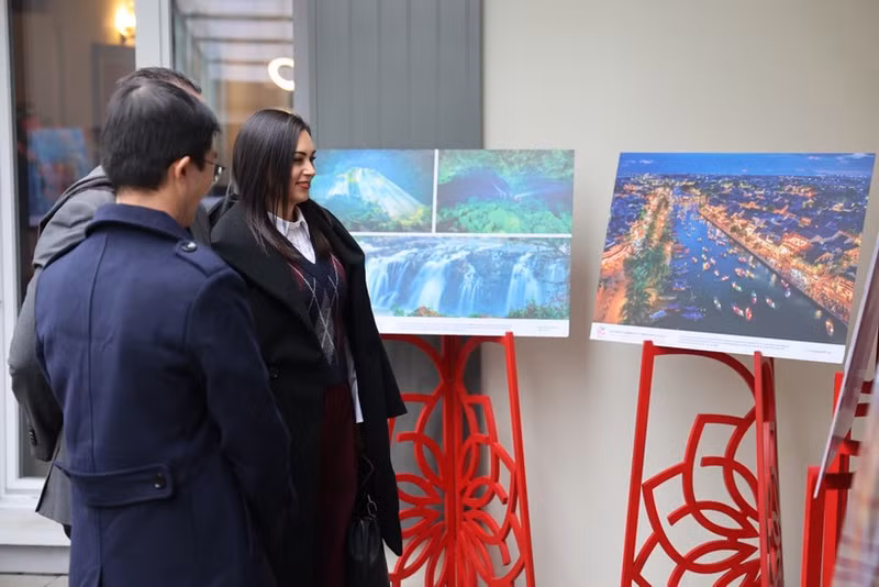 Exposición fotográfica "Vietnam – Un país dinámico, lleno de aspiraciones" en Suiza. (Foto: VNA)