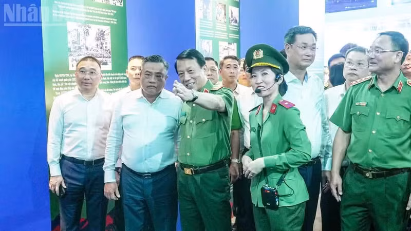 Los miembros del Buró Político Tran Sy Thanh, secretario del Comité Central del Partido Comunista de Vietnam y jefe de la Comisión de Inspección, y el general Luong Tam Quang, ministro de Seguridad Pública, visitan la exposición.