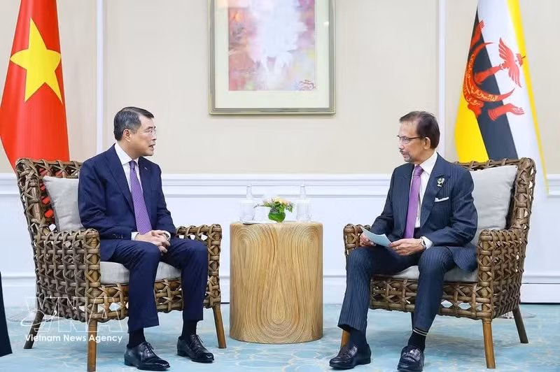 El primer ministro de Vietnam, Le Minh Hung, (izquierda) y el Sultán de Brunéi, Haji Hassanal Bolkiah. (Foto: VNA)