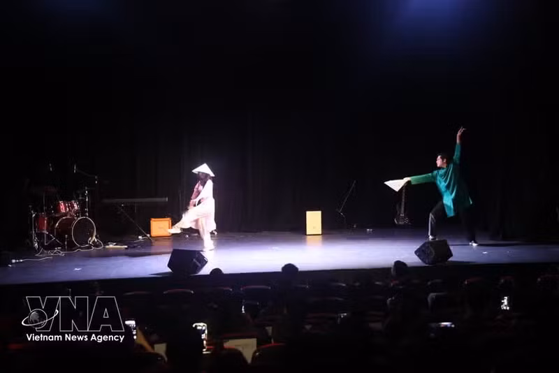 Estudiantes vietnamitas interpretan una danza en el programa artístico del Concierto VNYA 2026. (Foto: VNA)