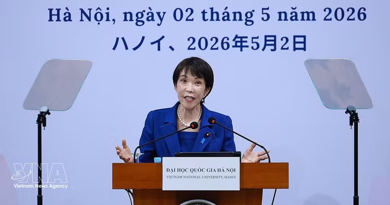 La primera ministra japonesa, Takaichi Sanae, pronuncia un discurso de política en la Universidad Nacional de Hanói. (Foto: VNA)
