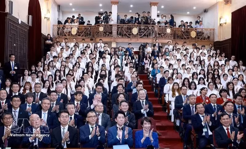 La primera ministra japonesa, Takaichi Sanae, junto a estudiantes de la Universidad Nacional de Hanoi. (Foto: VNA)