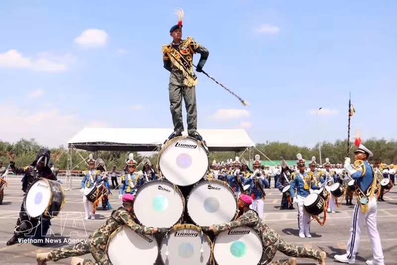 Presentación de percusión de la banda musical del buque KRI Bima Suci. (Foto: VNA)