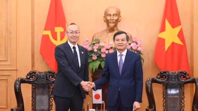 El director de la Academia Nacional de Política Ho Chi Minh, Doan Minh Huan, se reúne con Kobayashi Yosuke, representante jefe de la Agencia Japonesa de Cooperación Internacional (JICA) en Vietnam. (Foto: Nhan Dan)