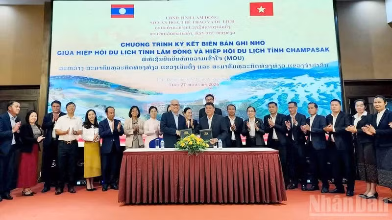Ceremonia de firma del memorando de entendimiento sobre cooperación turística entre la Asociación de Turismo de Lam Dong y Champasak.