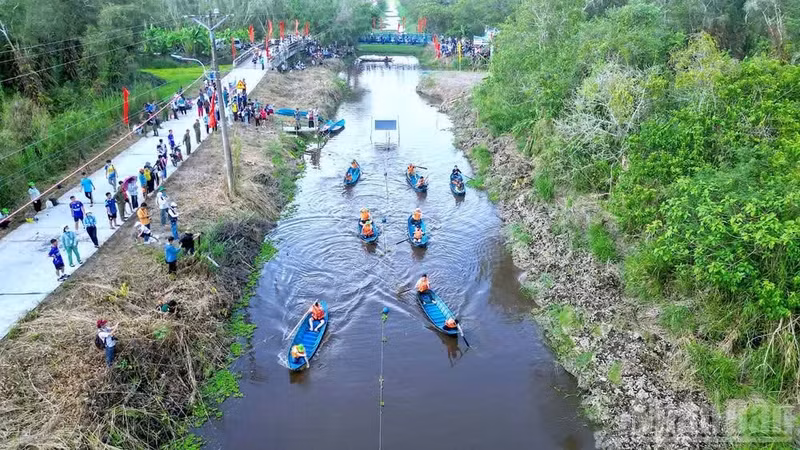 Las competiciones de deportes tradicionales se desarrollan en el Parque Nacional de U Minh Ha.