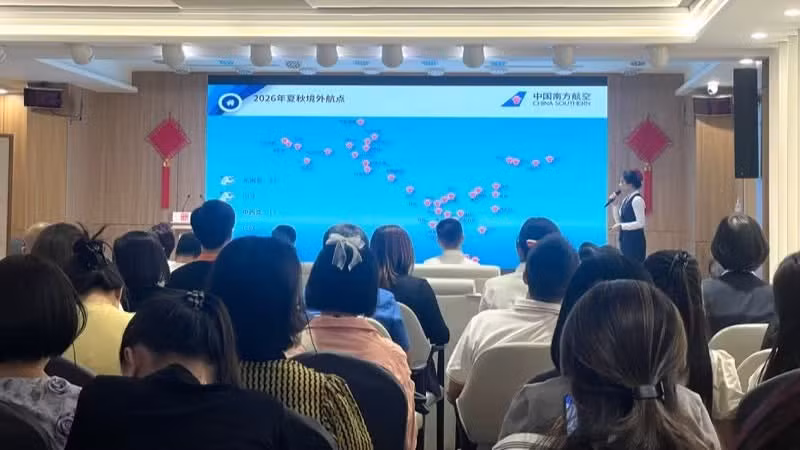 Un representante de la aerolínea China Southern presenta la red de rutas aéreas y servicios de apoyo al turismo.