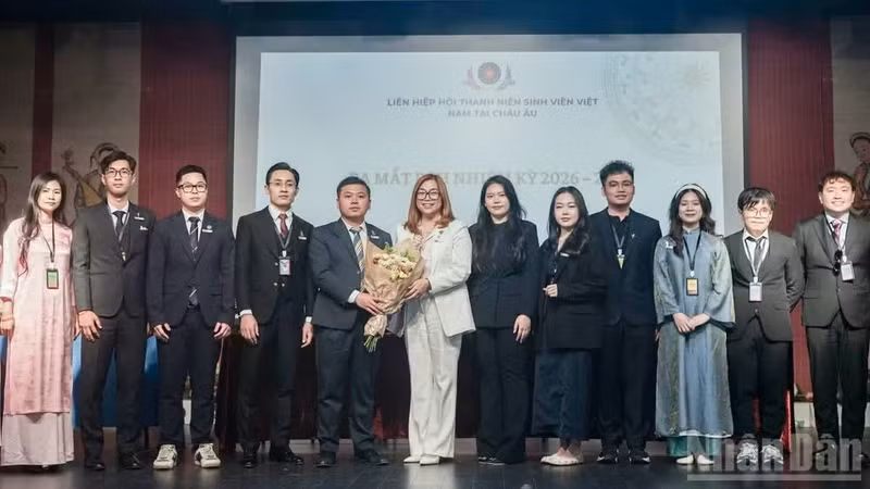 Comité Ejecutivo de la Unión de Asociaciones de Jóvenes y Estudiantes Vietnamitas en Europa, mandato de 2021 a 2026 (Foto: Nhan Dan)