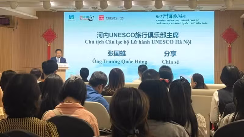 Truong Quoc Hung, presidente del Club de Viajes de la Unesco en Hanói, interviene en el evento.