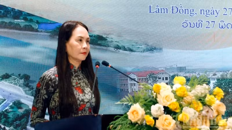 Nguyen Thi Bich Ngoc, directora interina del Servicio de Cultura, Deportes y Turismo de la provincia de Lam Dong, interviene en la reunión.