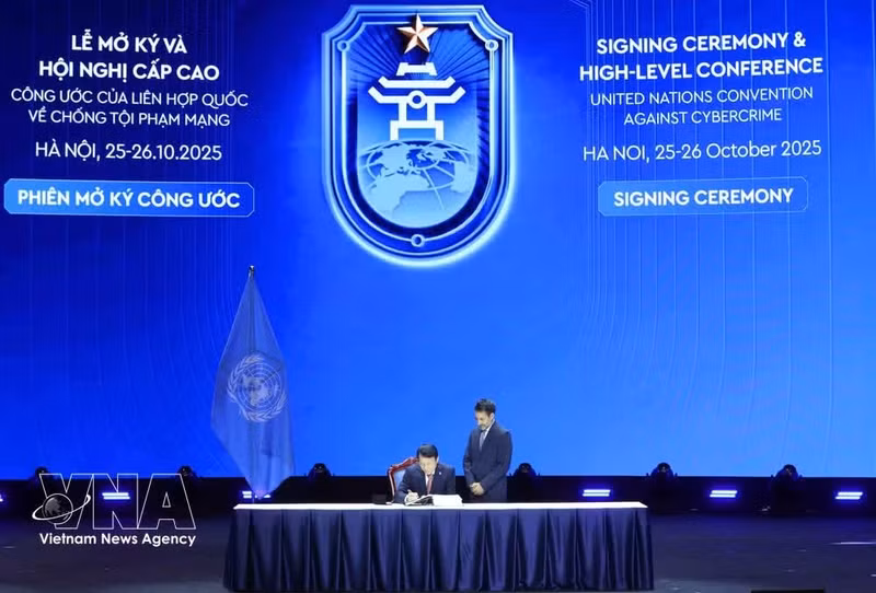 El ministro de Seguridad Pública de Vietnam, general Luong Tam Quang, firma la Convención de Hanói en octubre de 2025. (Foto: VNA)
