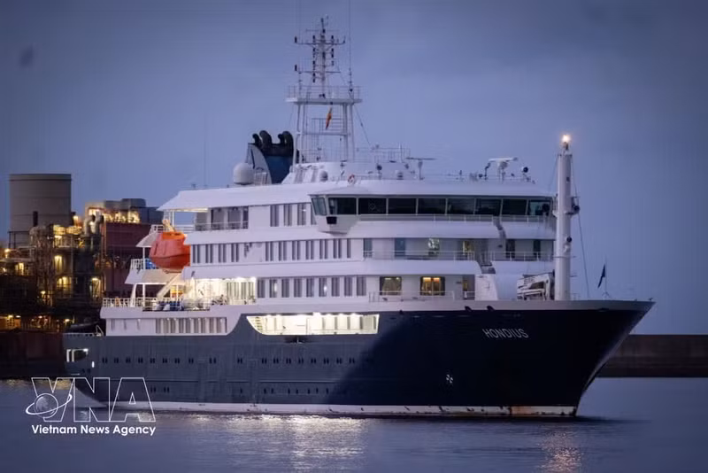 El crucero turístico MV Hondius atraca en el puerto de Granadilla, en Tenerife, perteneciente al archipiélago de Canarias, España, el 10 de mayo de 2026. (Foto: VNA)