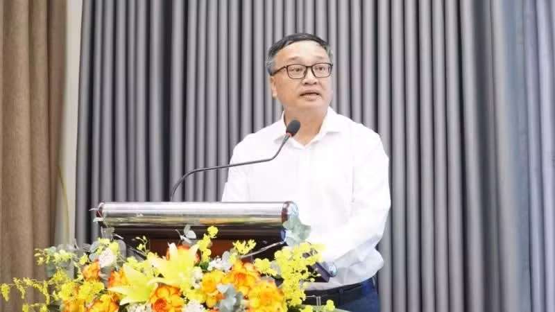 El secretario del Comité del Partido de la Universidad de Idiomas y Estudios Internacionales, Do Tuan Minh, habla en el acto.