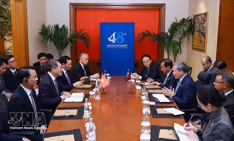 El primer ministro de Vietnam, Le Minh Hung, en la reunión con el primer ministro de Camboya, Hun Manet. (Foto: VNA)