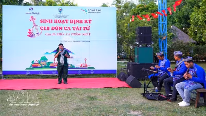 Miembros del club de “Don ca tai tu” de la Asociación de Turismo de la provincia de Tay Ninh interpretan en el barrio de Binh Minh, provincia de Tay Ninh. (Foto: VNA)