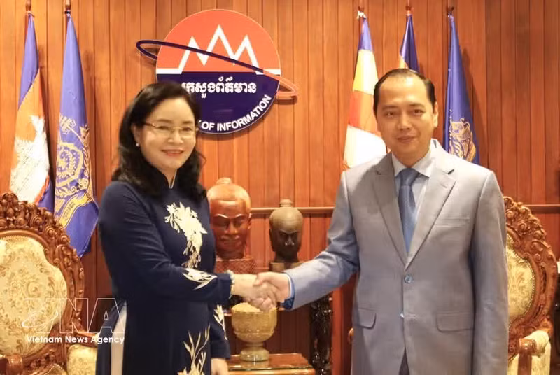 La viceministra de Cultura, Deportes y Turismo de Vietnam, Trinh Thi Thuy, se reúne con el ministro de Información de Camboya, Neth Pheaktra. (Foto: VNA)