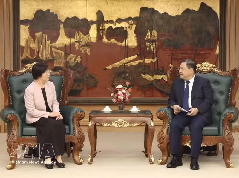 El viceprimer ministro permanente de Vietnam, Pham Gia Tuc, conversa con la presidenta del AIIB, Zou Jiayi. (Foto: VNA)