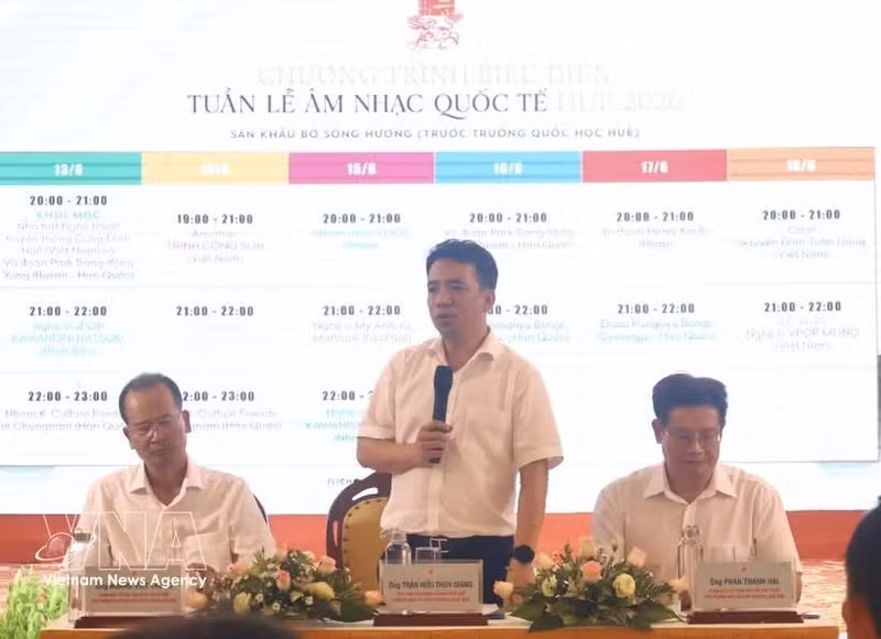 El vicepresidente del Comité Popular de Hue Tran Huu Thuy Giang habla en la rueda de prensa. (Foto: VNA)