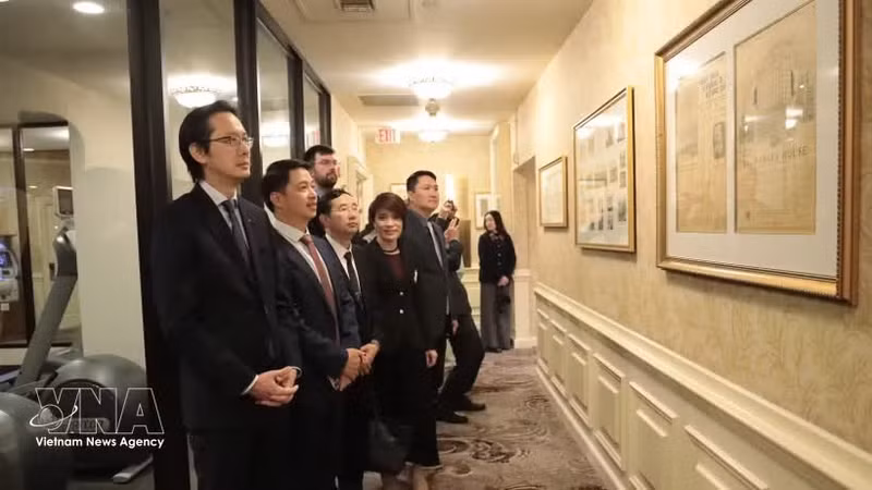El embajador Do Hung Viet (izquierda) y otros miembros de la delegación estudian materiales y documentos de archivo relacionados con el Presidente Ho Chi Minh en el hotel Omni Parker House de Boston. (Foto: VNA)