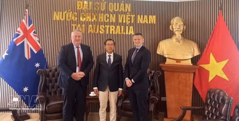 El embajador de Vietnam en Australia, Pham Hung Tam (centro), y los dirigentes del grupo SunRice (Foto: VNA)