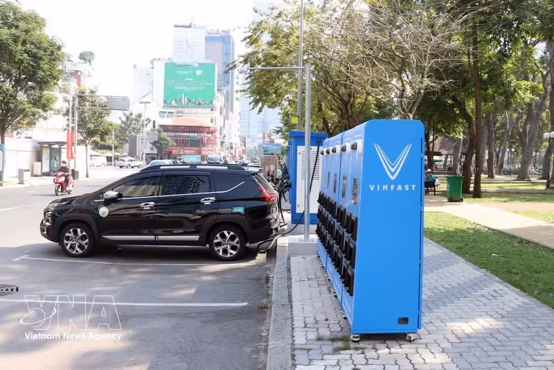 En la zona de recarga de la calle Le Lai se han instalado armarios para el intercambio de baterías de motocicletas eléctricas. (Foto:VNA)