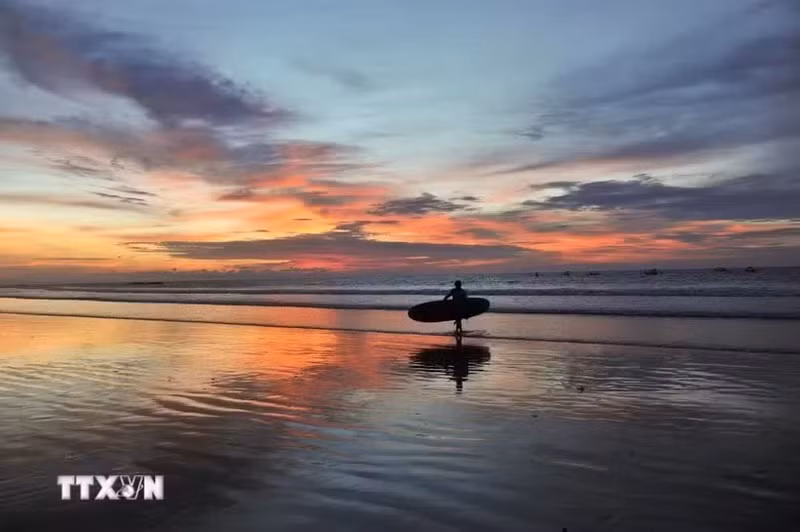 Escena de una puesta de sol en la isla de Bali, Indonesia. (Foto: Xinhua/VNA)