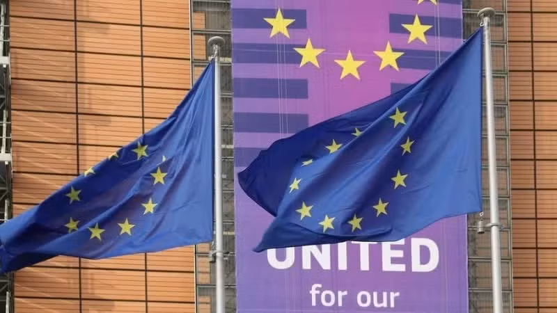 La bandera de la Unión Europea ondea frente al edificio Berlaymont, sede de la Comisión Europea, en Bruselas, Bélgica, el 29 de enero de 2025. (Foto: Xinhua)