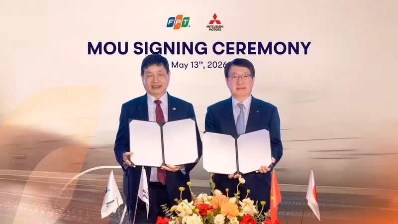 Truong Gia Binh, presidente del Consejo de Administración de FPT, y Takao Kato, miembro del Consejo de Administración y director ejecutivo de Mitsubishi Motors, en la ceremonia de firma.
