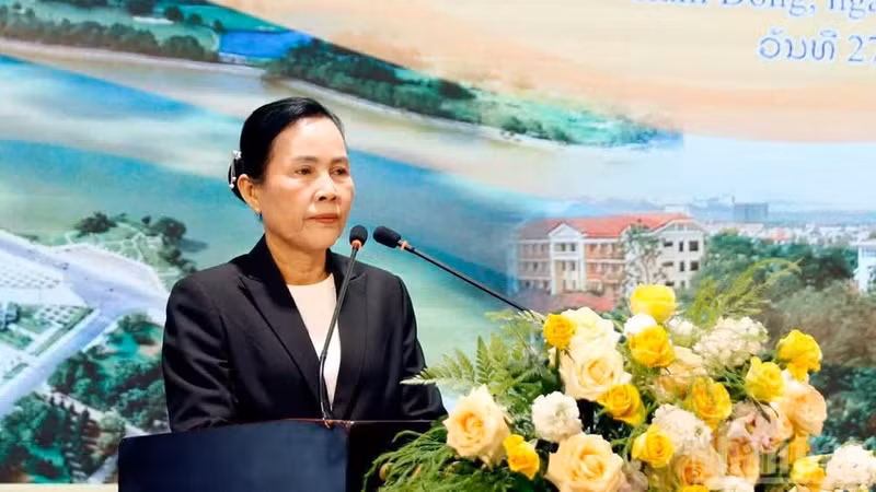 Tedavanh Keophilavan, directora del Servicio de Cultura y Turismo de la provincia de Champasak, habla en la cita.
