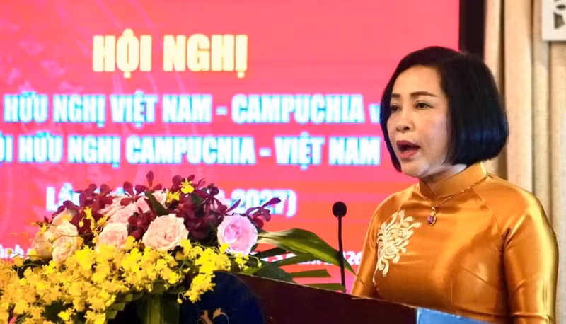 Nguyen Thi Thanh, vicetitular de la Asamblea Nacional de Vietnam y presidenta de la Asociación de Amistad Vietnam-Camboya, interviene en la conferencia.