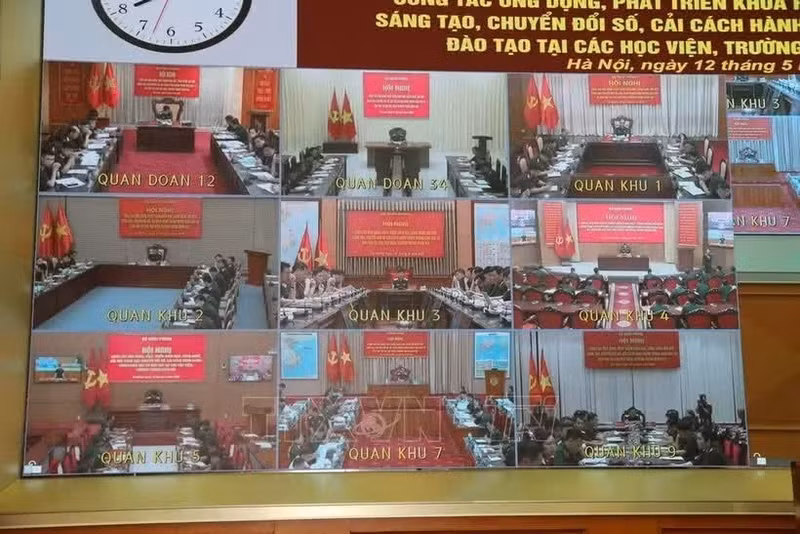 La teleconferencia para revisar los servicios públicos en línea del Ministerio de Defensa Nacional, celebrada el 22 de mayo (Foto: VNA)