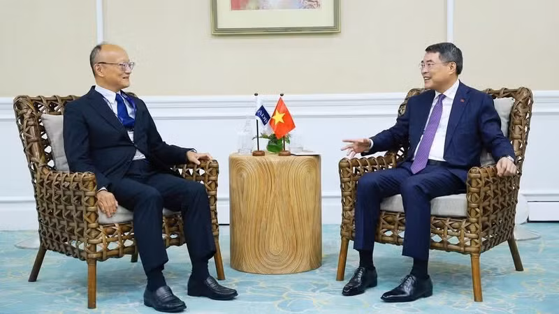 El primer ministro vietnamita, Le Minh Hung, se reúne con el presidente del Banco Asiático de Desarrollo, Masato Kanda. (Foto: VNA)