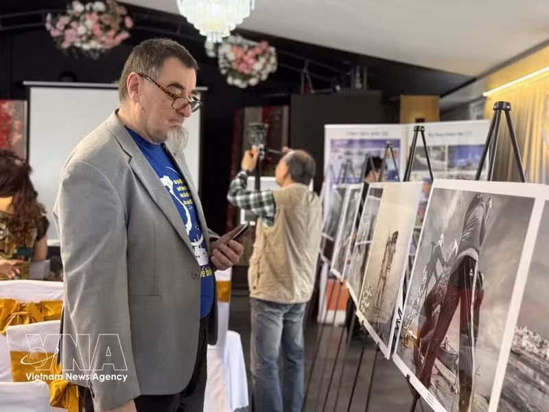 Un amigo alemano, gran admirador de Vietnam, asistió a la exposición. (Foto: VNA)