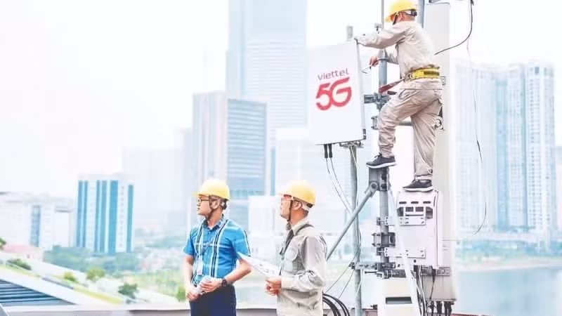 Ingenieros de Viettel instalan una estación base 5G.