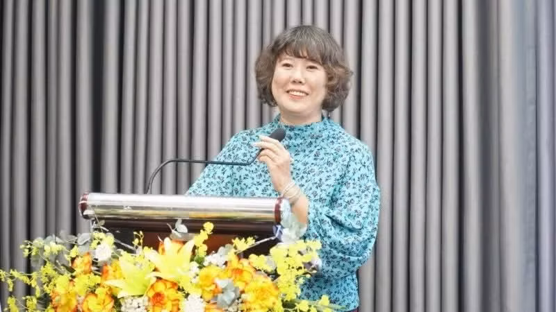 Nguyen Thi Mai Huu, directora de la Junta Nacional de Gestión del Proyecto Nacional de Idiomas Extranjeros, destaca la contribución “American English Viewing Marathon 2026” a la renovación de la enseñanza del inglés y otros idiomas extranjeros en Vietnam.