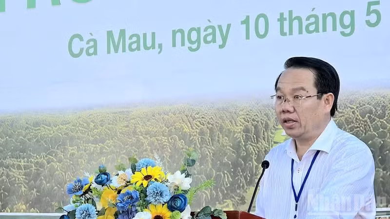 El director del Parque Nacional U Minh Ha, Tran Cong Hoang, interviene en la ceremonia inaugural.