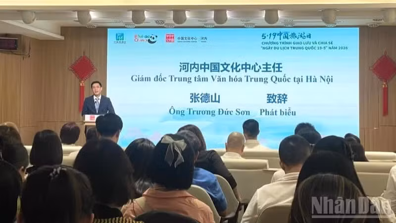 Zhang Deshan, director del Centro Cultural de China en Hanói, interviene en el evento.
