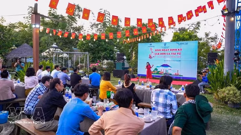 Turistas procedentes de Ciudad Ho Chi Minh y de las provincias del delta del Mekong participan en actividades de experiencia y disfrutan del arte del Don ca tai tu en la provincia de Tây Ninh. (Foto: VNA)