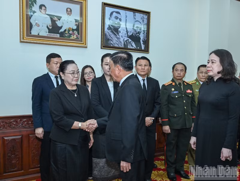 Tran Cam Tu, miembro del Buró Político e integrante permanente del Secretariado del Comité Central del Partido Comunista de Vietnam, transmite sus profundas condolencias a los dirigentes del Partido, el Estado, la Asamblea Nacional y el Gobierno de Laos, así como al pueblo y a la familia de Xaysomphone Phomvihane. (Foto: Nhan Dan)