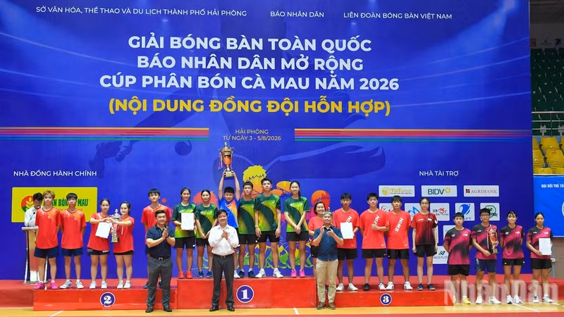El Comité Organizador entrega los premios a los equipos ganadores. (Foto: The Dai)