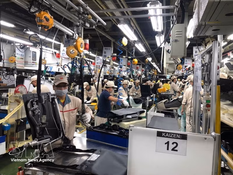 Actividad de producción en la empresa Toyota Boshoku Hanoi. (Foto: VNA)