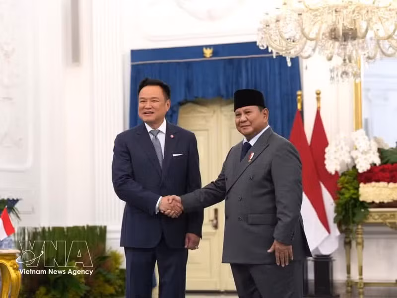 El presidente indonesio, Prabowo Subianto (derecha), y el primer ministro tailandés, Anutin Charnvirakul, se reúnen en Yakarta el 3 de agosto. (Foto: VNA)