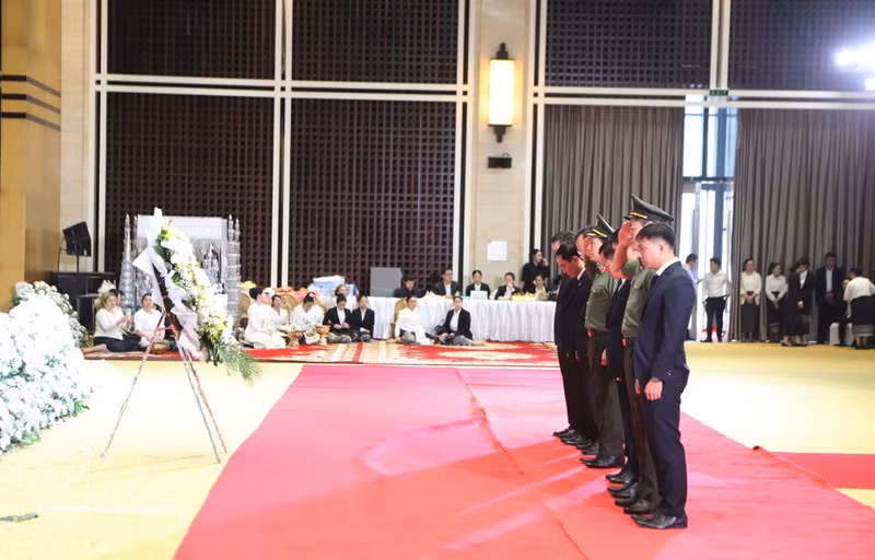 La delegación del Ministerio de Seguridad Pública de Vietnam, encabezada por el viceministro Le Van Tuyen, rinde homenaje al presidente de la Asamblea Nacional de Laos, Xaysomphon Phomvihane. (Foto: VNA)