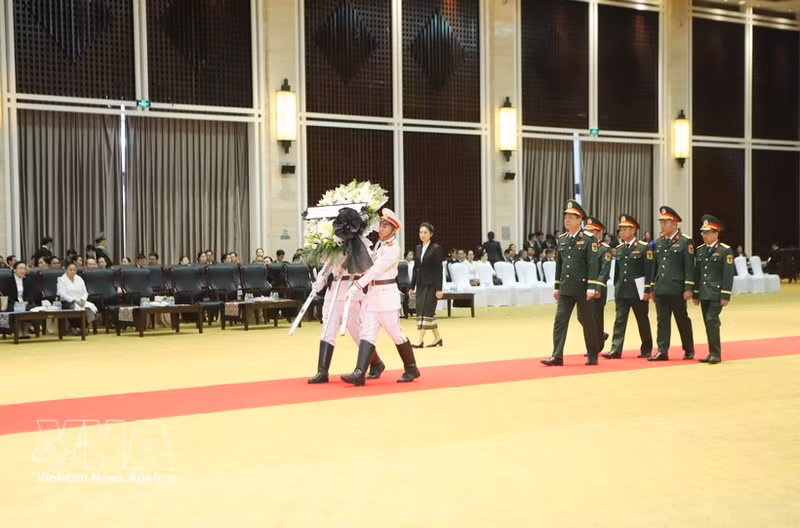 La delegación del Ministerio de Defensa Nacional de Vietnam, encabezada por el viceministro Nguyen Truong Thang, rinde homenaje al presidente de la Asamblea Nacional de Laos, Xaysomphon Phomvihane. (Foto: VNA)