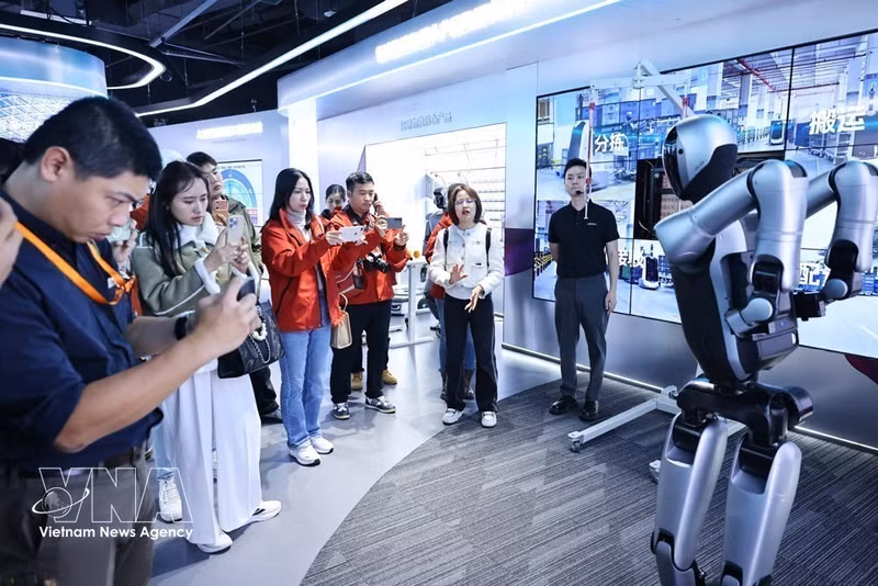 Delegados visitan la empresa UBTECH, dedicada a la investigación y desarrollo de robots humanoides. (Foto: VNA)