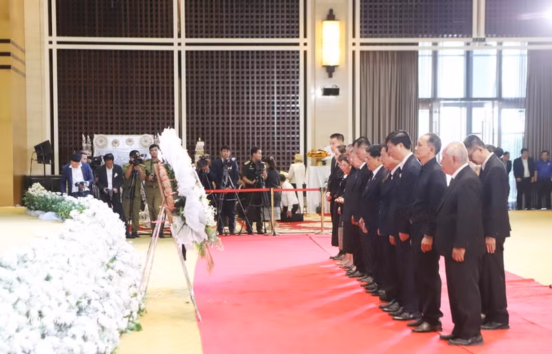 La Asociación General del Pueblo Vietnamita en Laos y la Asociación del Pueblo Vietnamita en Vientián depositan ofrendas florales y guardaron un minuto de silencio en memoria del difunto Presidente de la Asamblea Nacional de Laos, Saysomphone Phomvihane. (Foto: VNA)